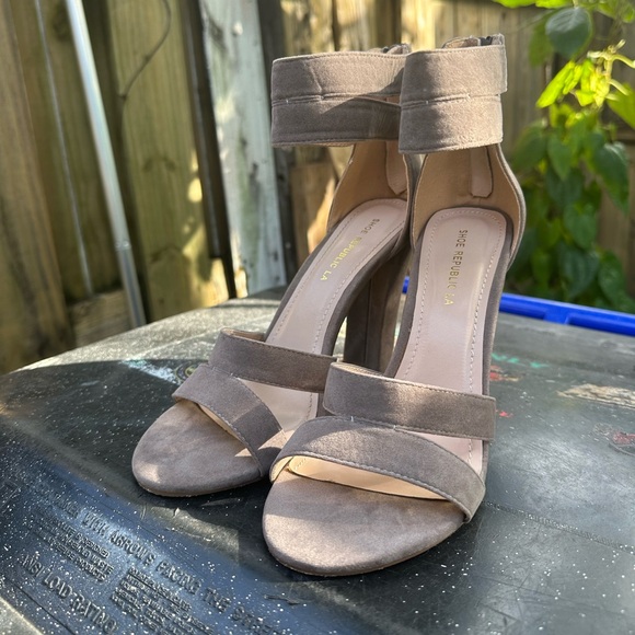 Heels - Picture 1 of 2